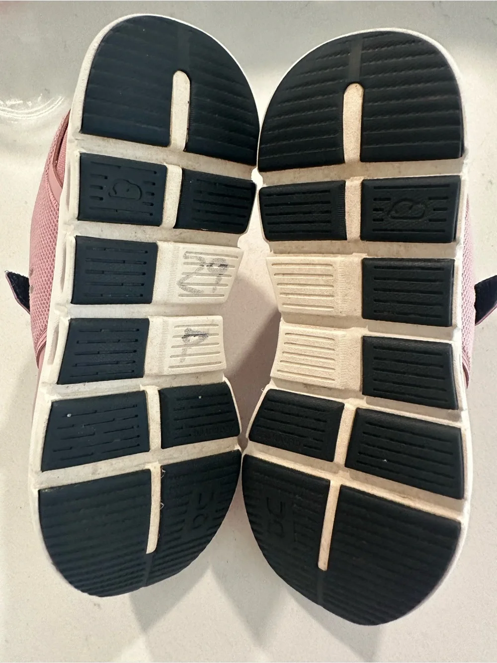ON CLOUD PLAY Kids Athletic Easy On Sneakers Zephyr White Size 2 Youth